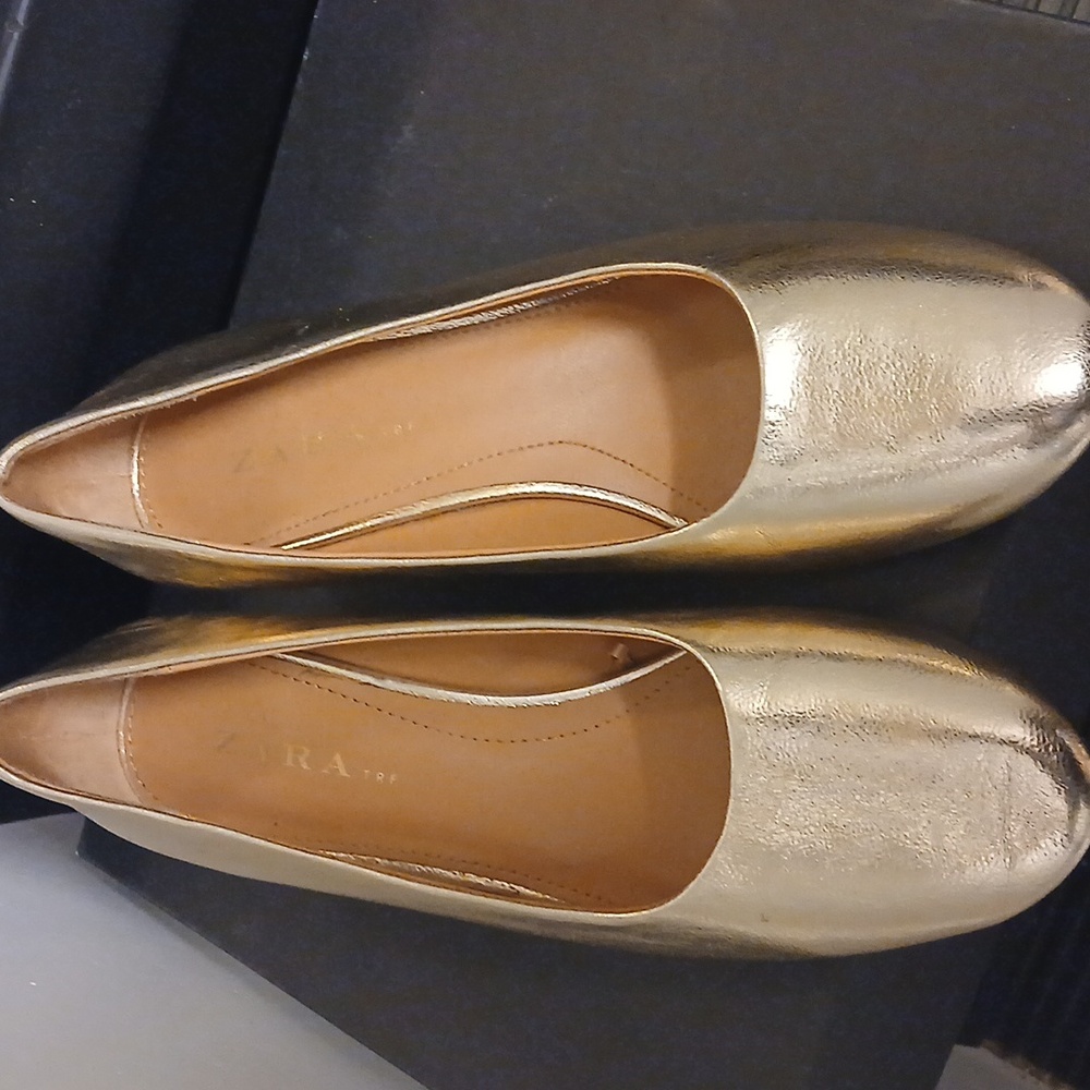 Women Flat Gold Shoe Size 6